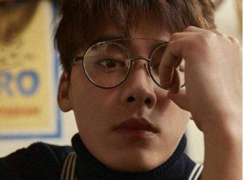 戴眼镜爆料娱乐圈,娱乐圈幕后真相大揭秘 第2张 戴眼镜爆料娱乐圈,娱乐圈幕后真相大揭秘 第2张